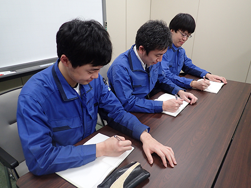 各種資格の取得を奨励しており、受講料や受験料の補助を行っています。また、各種講習会への参加や技術資料の入手等も積極的に支援します。